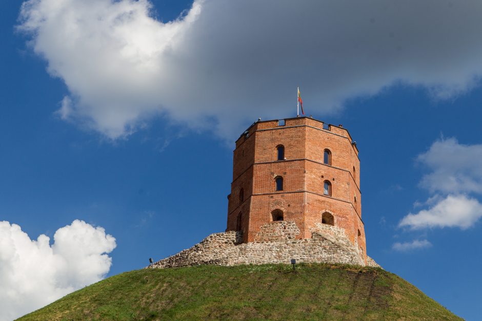 Gedimino kalnui dar gresia pavojus – vėl ieškoma tvarkytojų