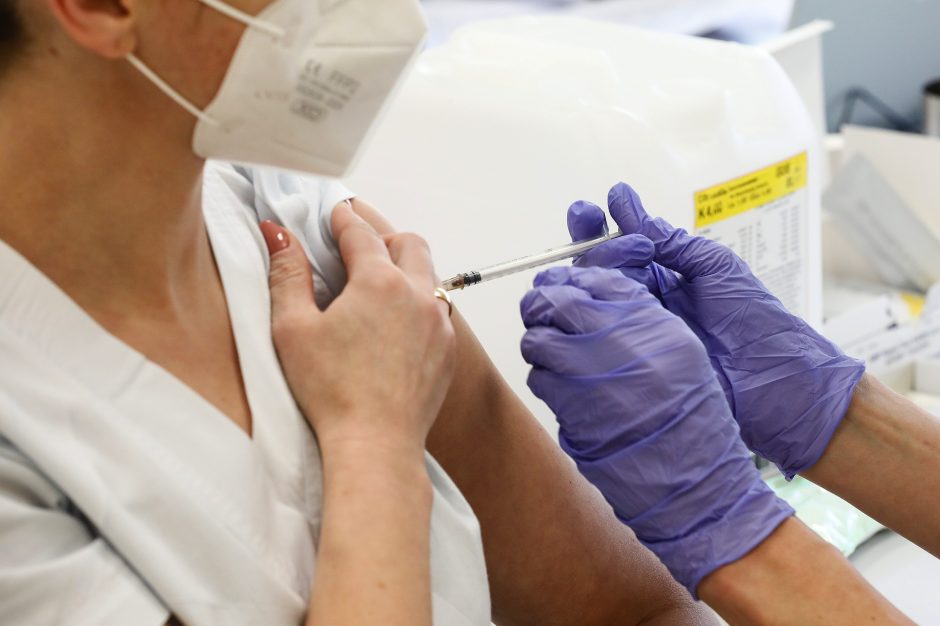Kauno klinikų darbuotojai jau skiepijami antrąja COVID-19 vakcinos doze