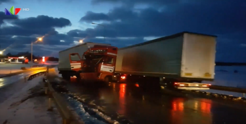 Avarija magistralėje „Via Baltica“: kaktomuša susidūrė trys sunkvežimiai