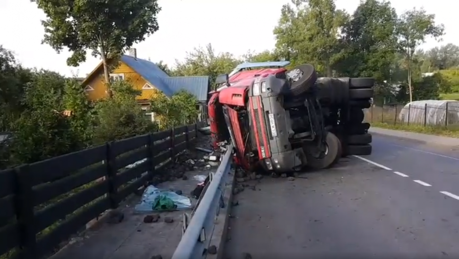 Tragiškas rytas: Trakų rajone apvirto sunkvežimis, žuvo vairuotojas
