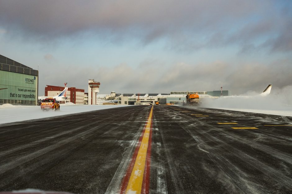 Žiema oro uoste: sniegą valančios mašinos ir šimtai kilometrų per pamainą
