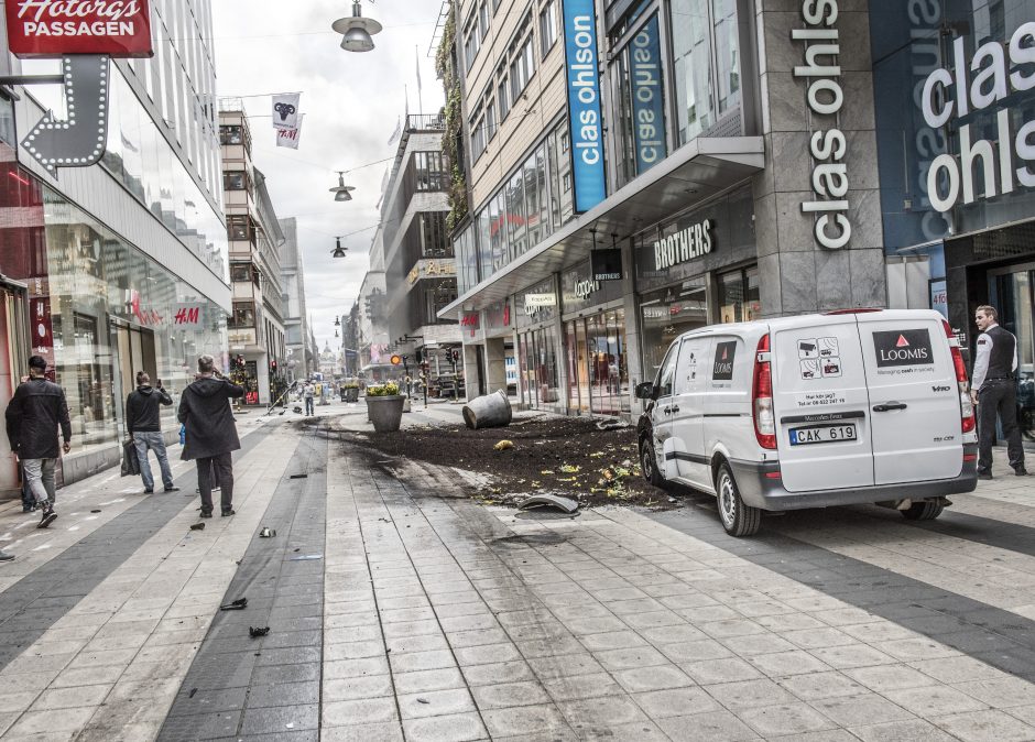 Teroras Stokholme: sunkvežimis rėžėsi į minią, yra aukų