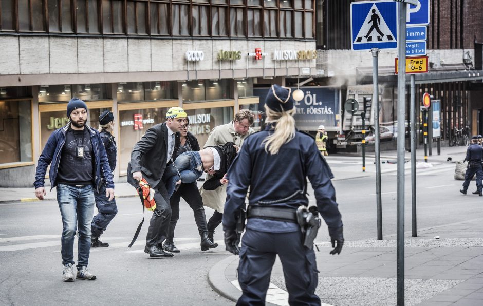 Teroras Stokholme: sunkvežimis rėžėsi į minią, yra aukų