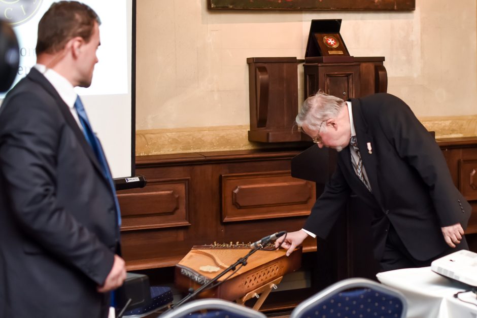 Prezidentui V. Adamkui suteiktas Maltiečių garbės nario vardas 