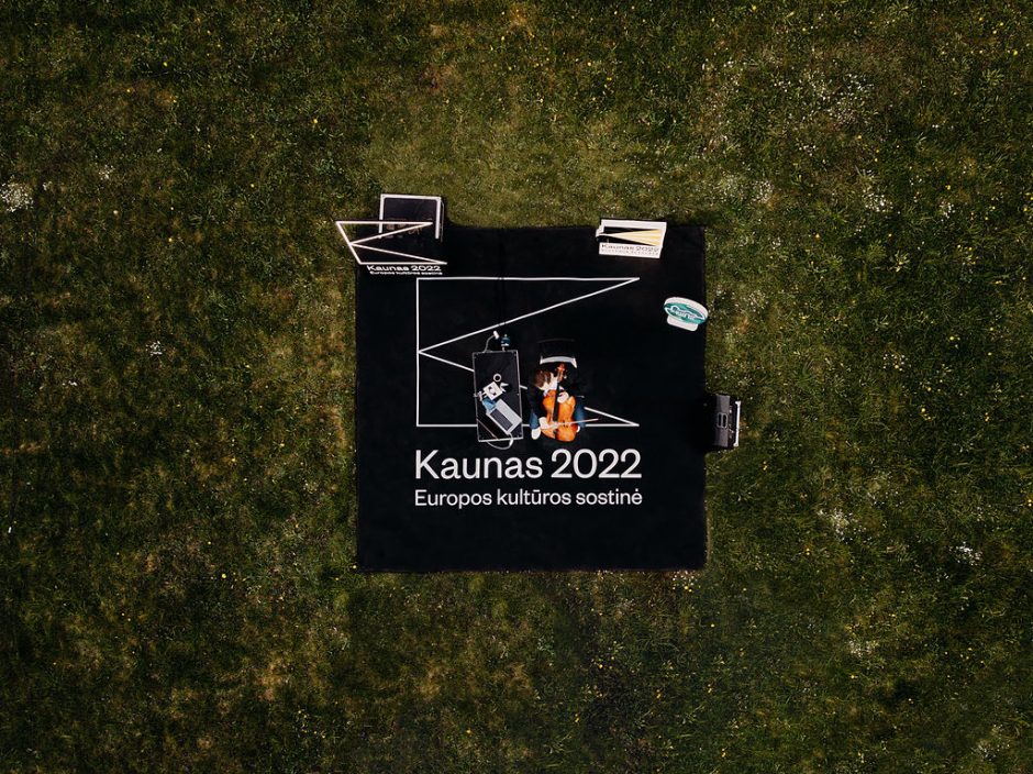 „Kaunas 2022“ per karantiną į kiemus išvedė kultūrą: gyventojai stebėjo iš balkonų