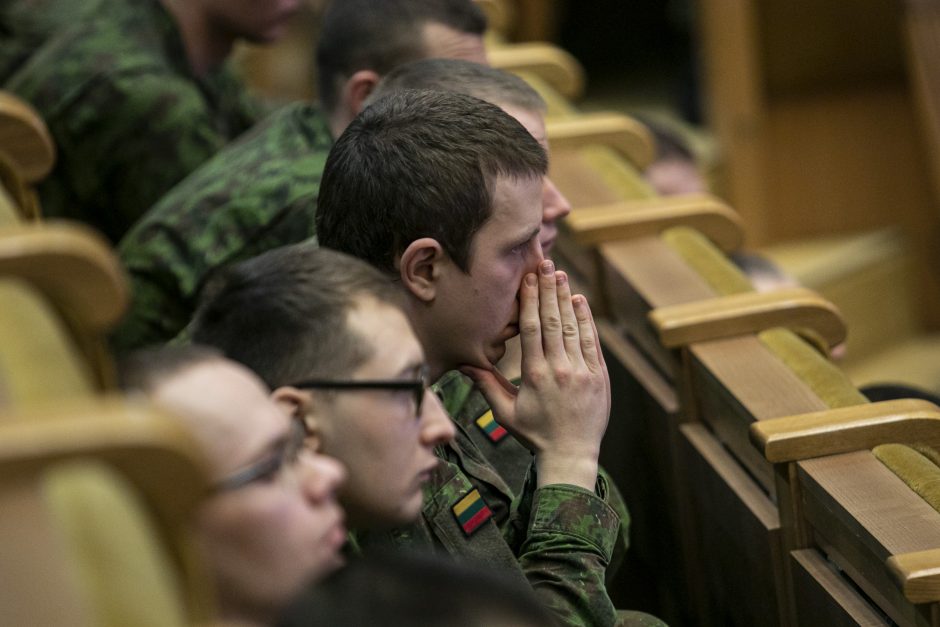 Ne visi šauktiniai atlieka tarnybą tik kariuomenėje: kai kuriems gali būti taikomos išimtys