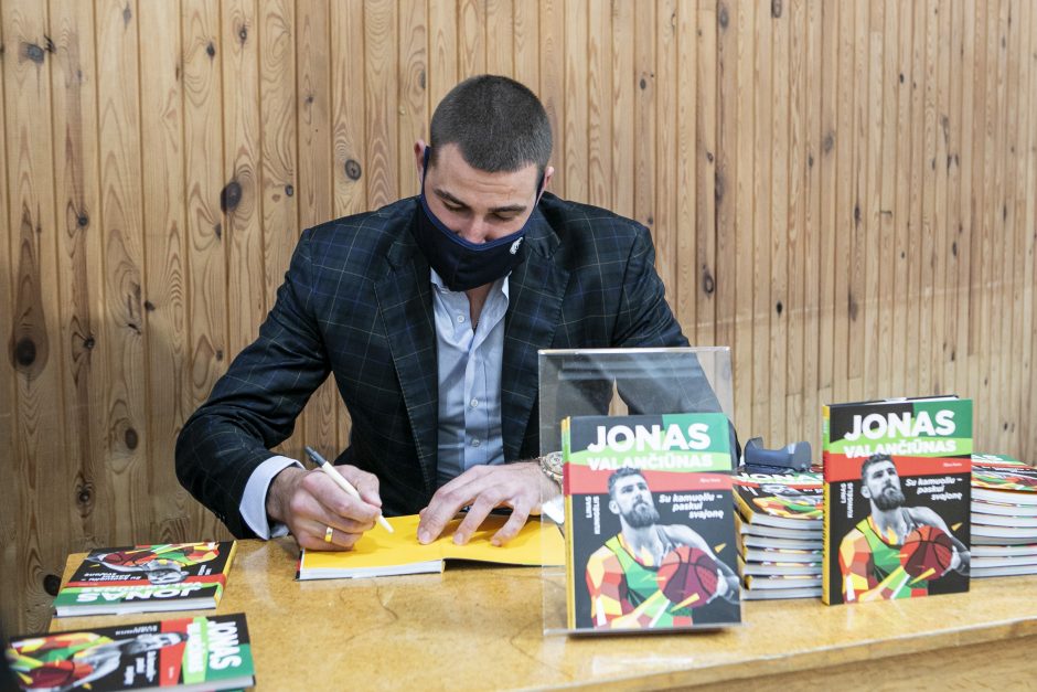 Knygos „Jonas Valančiūnas. Su kamuoliu paskui svajonę“ pristatymas