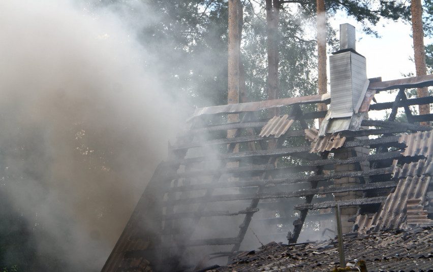 Teisiamųjų suole – sugyventinės ir jos motinos nužudymu bei jų namo padegimu kaltinamas vyras