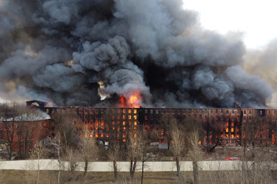 Sankt Peterburgo istoriniame fabrike kilo didžiulis gaisras