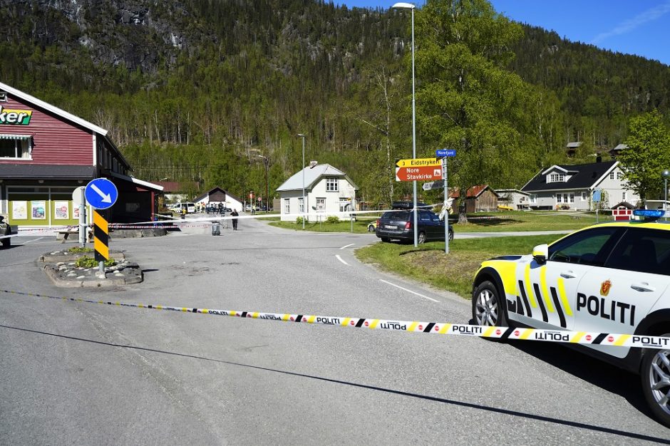 Policija: asmuo, įtariamas dėl išpuolio Norvegijoje, yra vienos iš aukų sutuoktinis