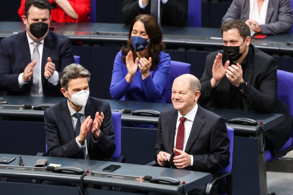 Vokietijos parlamente prisaikdinta naujoji O. Scholzo vyriausybė