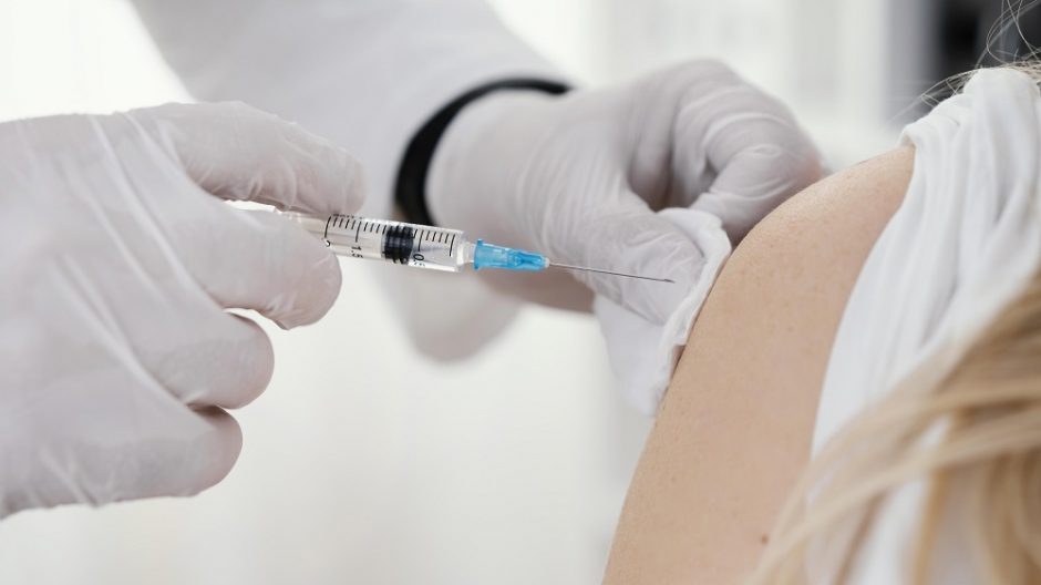 Lietuvą pasiekė COVID-19 omikron atmainai pritaikytos vakcinos