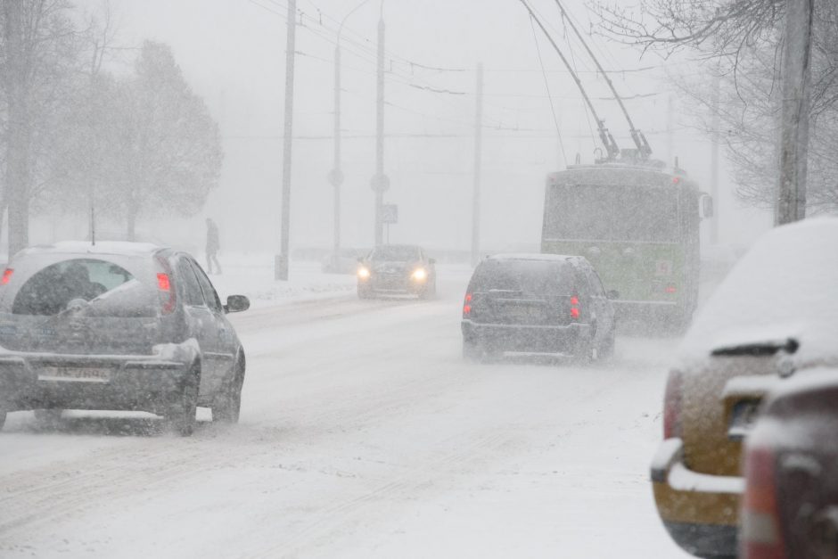 Dėl sniego ir pustymo eismo sąlygos daug kur sudėtingos