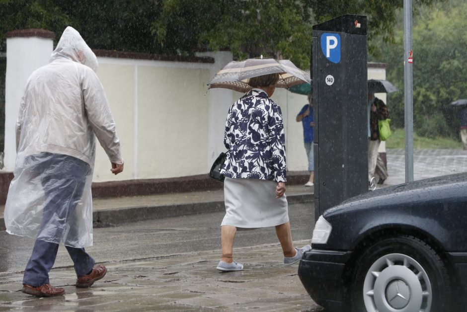 Stebina permainingi orai: griaudėjo perkūnija, pažiro kruša