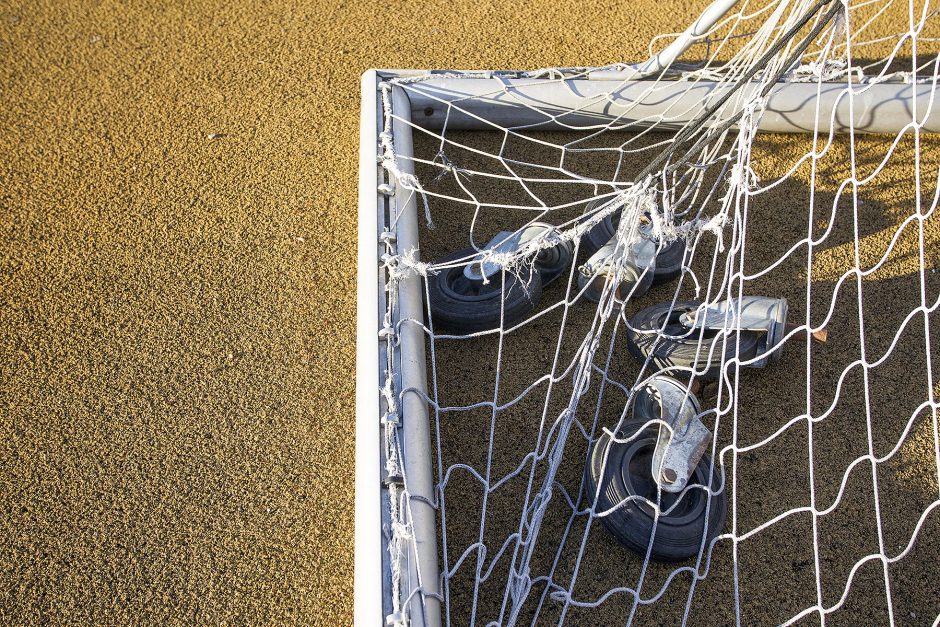 Stadiono ardymas varžybų nestabdo – aistruoliams tenka sėdėti ir ant griuvėsių