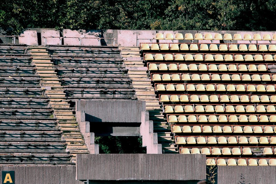 Stadiono ardymas varžybų nestabdo – aistruoliams tenka sėdėti ir ant griuvėsių