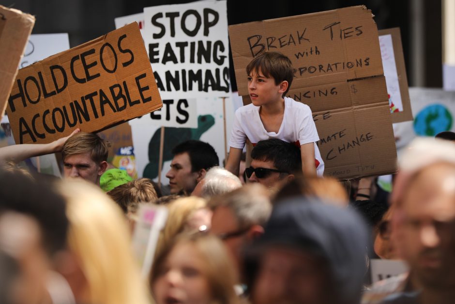 Pasaulio miestų gatves užplūdo prieš klimato pokyčius protestuojantys moksleiviai