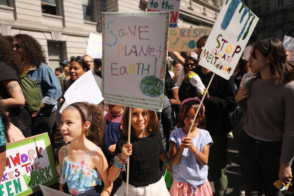 Pasaulio miestų gatves užplūdo prieš klimato pokyčius protestuojantys moksleiviai