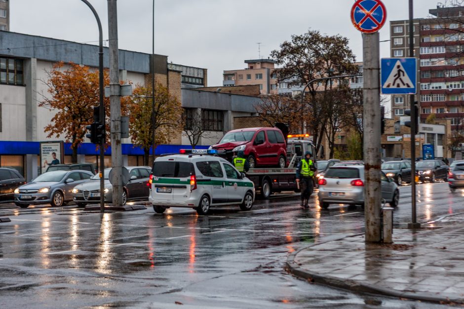 Kaune vėl pasipylė avarijos, nukentėjo vyras