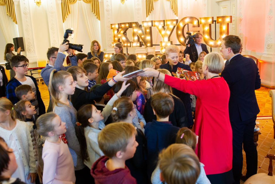 Prezidentė  įžiebė pirmąją šalies Kalėdų eglę ir paragino dovanoti knygų