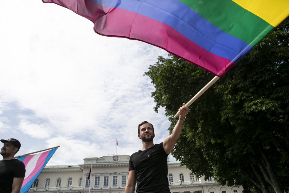 LGBT bendruomenė surengė prezidento padrąsinimo akciją