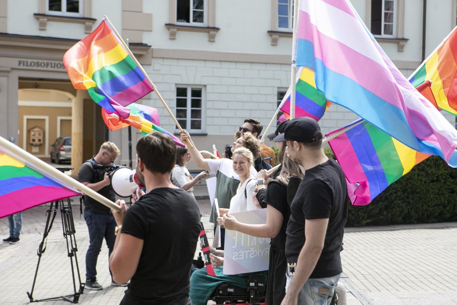 LGBT bendruomenė surengė prezidento padrąsinimo akciją