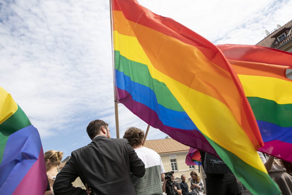 LGBT bendruomenė surengė prezidento padrąsinimo akciją