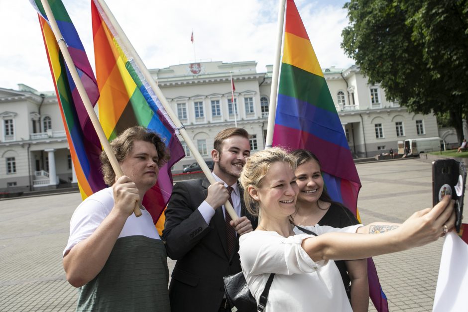 LGBT bendruomenė surengė prezidento padrąsinimo akciją