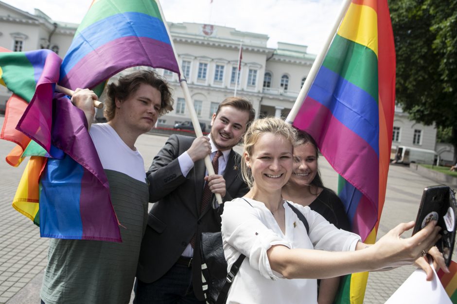 LGBT bendruomenė surengė prezidento padrąsinimo akciją