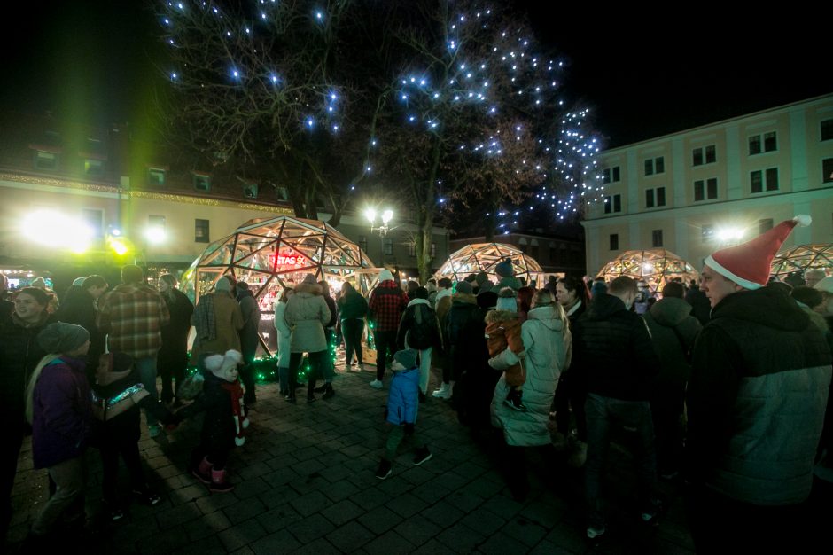 Para po Kauno žaliaskarės įžiebimo: smalsuoliai plūsta būriais