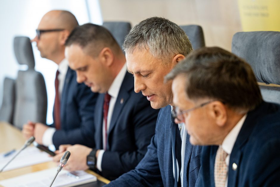 Prezidento pažeidžiamumą Seimo komisija grindžia įrodymais, bet apkaltos neplanuoja