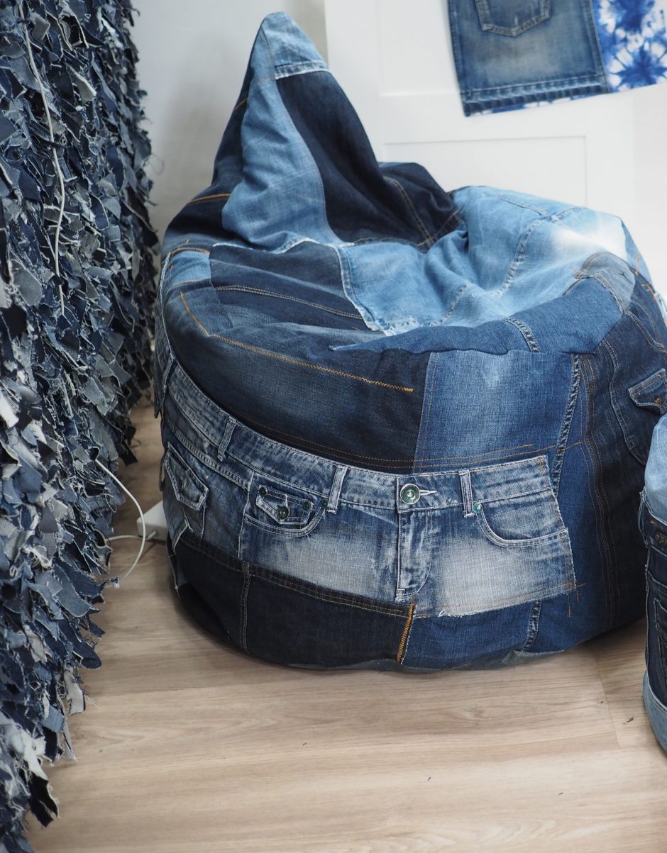 Prasmingos nenaudojamo džinso istorijos: nuo minkštos pagalvės iki sėdmaišio