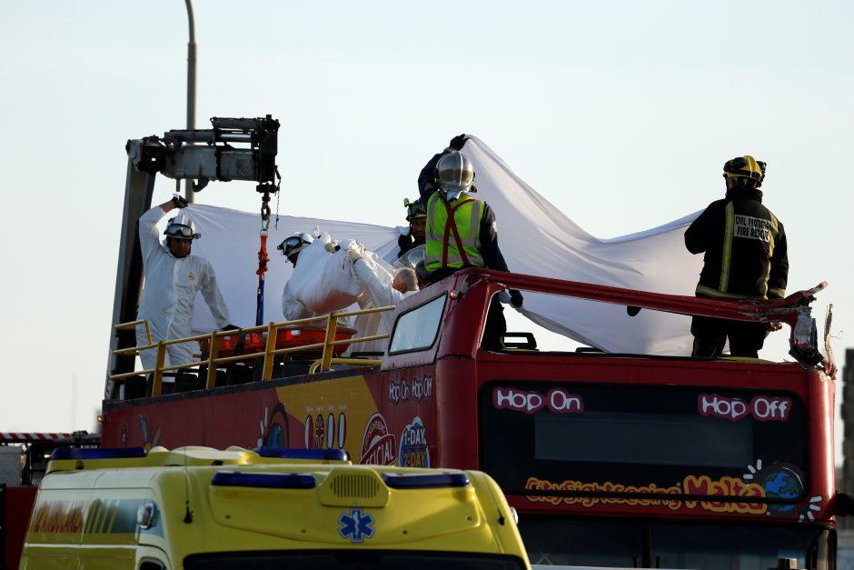 Maltoje į medį įsirėžė turistų autobusas, yra žuvusiųjų