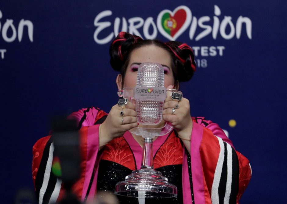 Laiptais nudardėjusi „Eurovizijos“ laimėtoja: dėkoju, kad remiate įvairumą
