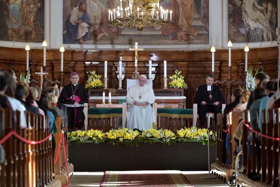 Popiežius Estijoje prabilo apie išnaudojimo skandalus