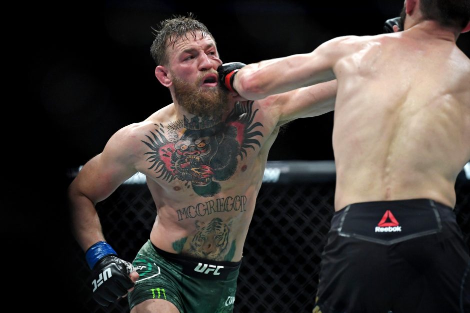 Brangiausioje UFC kovoje Ch. Nurmagomedovas prismaugė C. McGregorą ir sukėlė skandalą