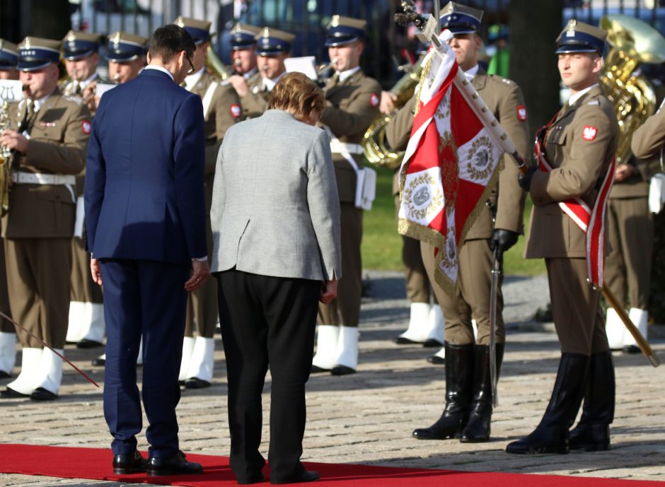 A. Merkel lankosi karo reparacijų reikalaujančioje Lenkijoje