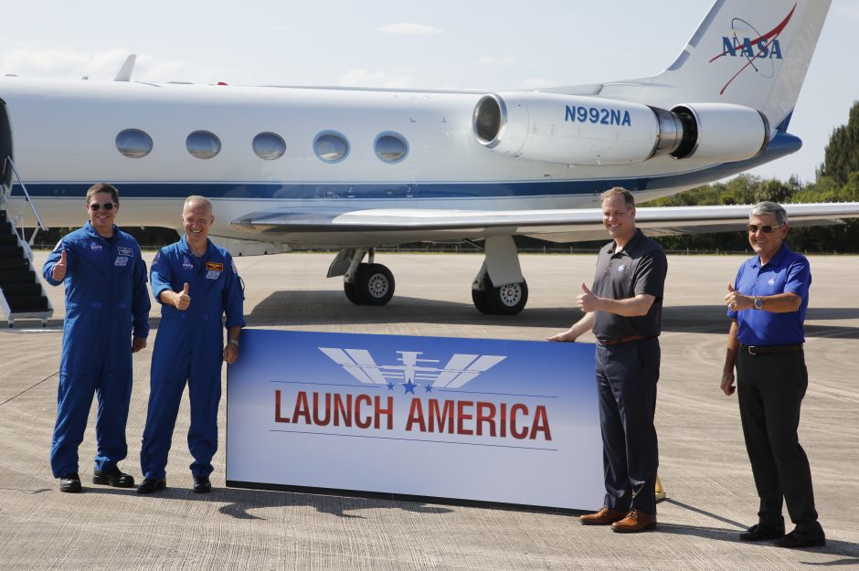 NASA astronautai ruošiasi pirmajam skrydžiui „SpaceX“ erdvėlaiviu