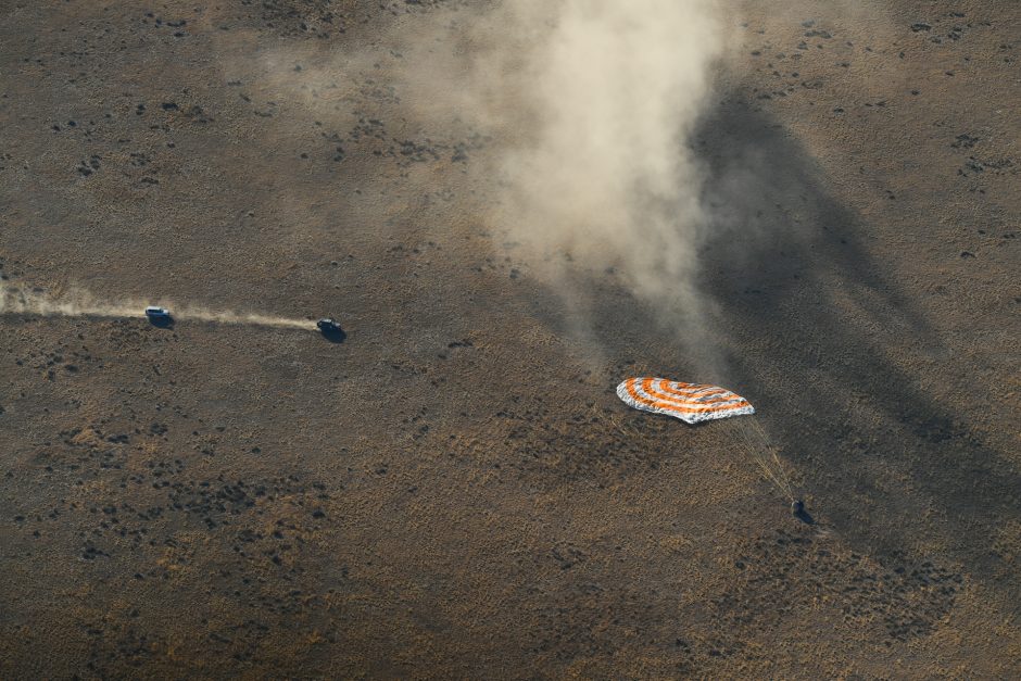 JAE, JAV ir Rusijos astronautai iš TKS sėkmingai grįžo į Žemę