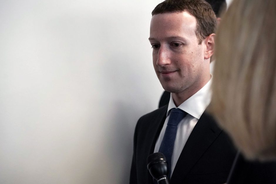 Stodamas prieš JAV Kongresą, M. Zuckerbergas žada pripažinti savo kaltę