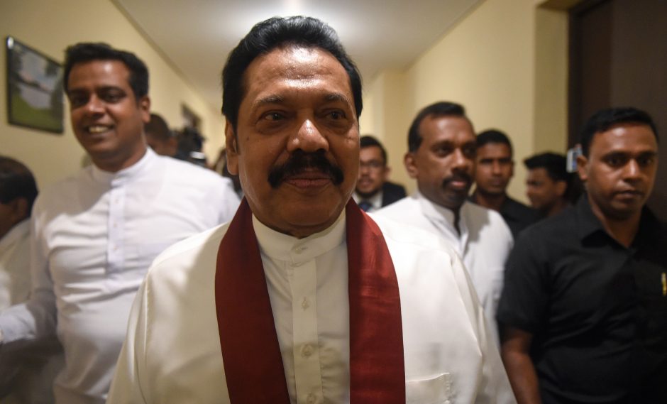 Spaudžiamas Šri Lankos autoritarinis lyderis atsistatydina