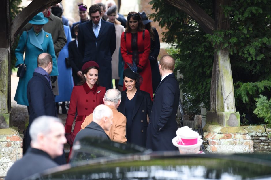 Karalienė Elizabeth II su šeima švenčia Kalėdas