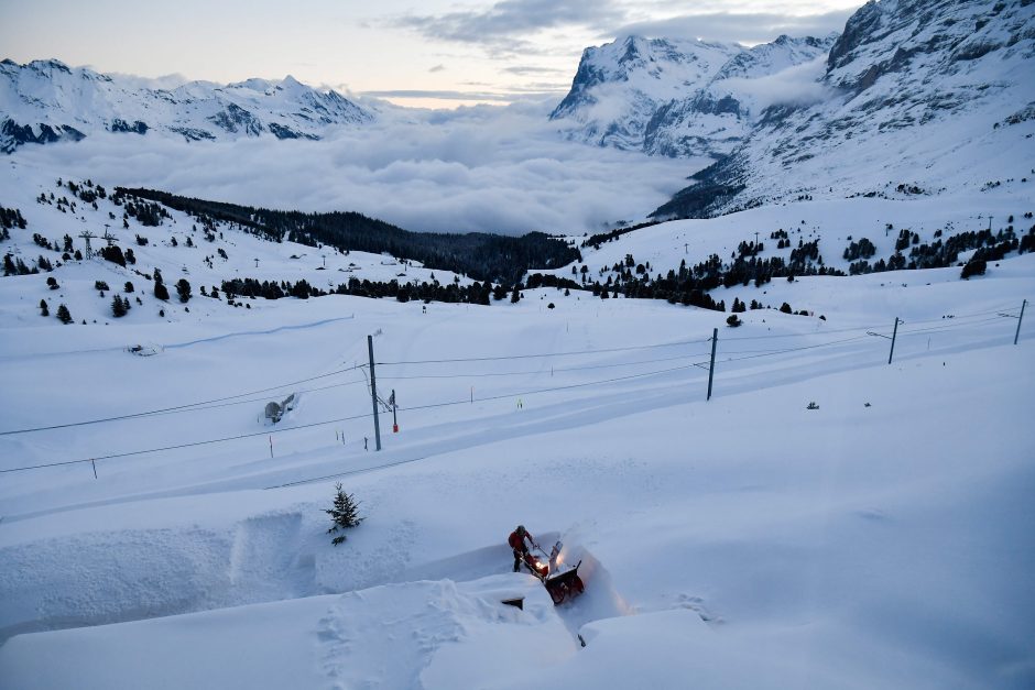 Šveicarijoje nuslinkus lavinai, žuvo mažiausiai vienas žmogus