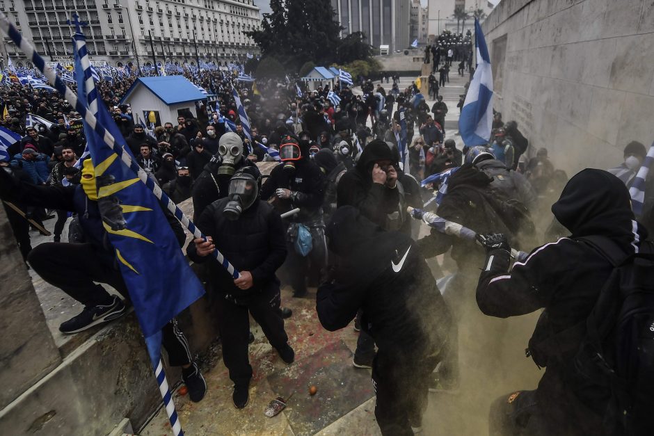 Tūkstančiai žmonių Atėnuose protestavo prieš pavadinimo susitarimą su Makedonija