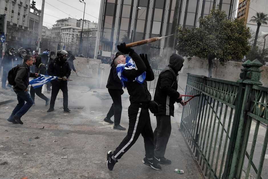 Tūkstančiai žmonių Atėnuose protestavo prieš pavadinimo susitarimą su Makedonija