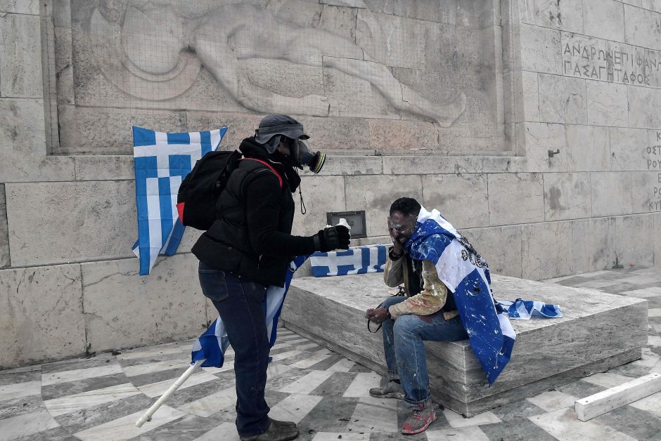 Tūkstančiai žmonių Atėnuose protestavo prieš pavadinimo susitarimą su Makedonija