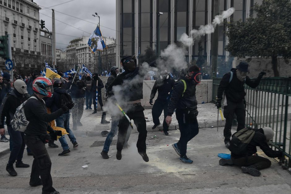 Tūkstančiai žmonių Atėnuose protestavo prieš pavadinimo susitarimą su Makedonija