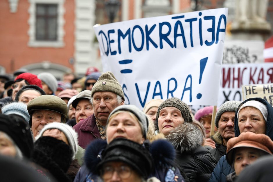 Šimtai žmonių Rygoje susirinko į mitingą paremti merą N. Ušakovą