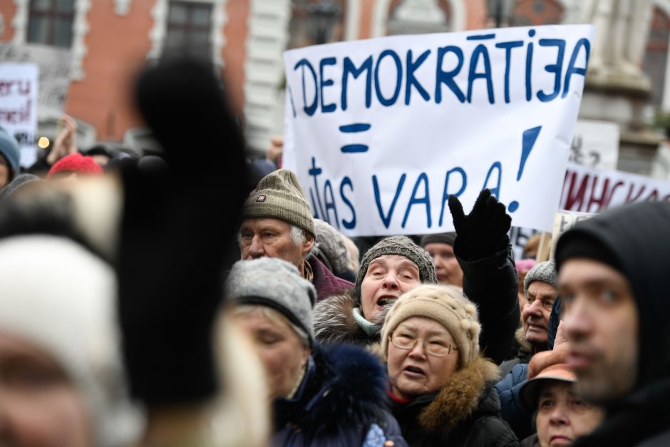 Šimtai žmonių Rygoje susirinko į mitingą paremti merą N. Ušakovą