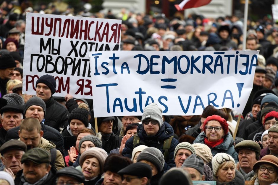 Šimtai žmonių Rygoje susirinko į mitingą paremti merą N. Ušakovą